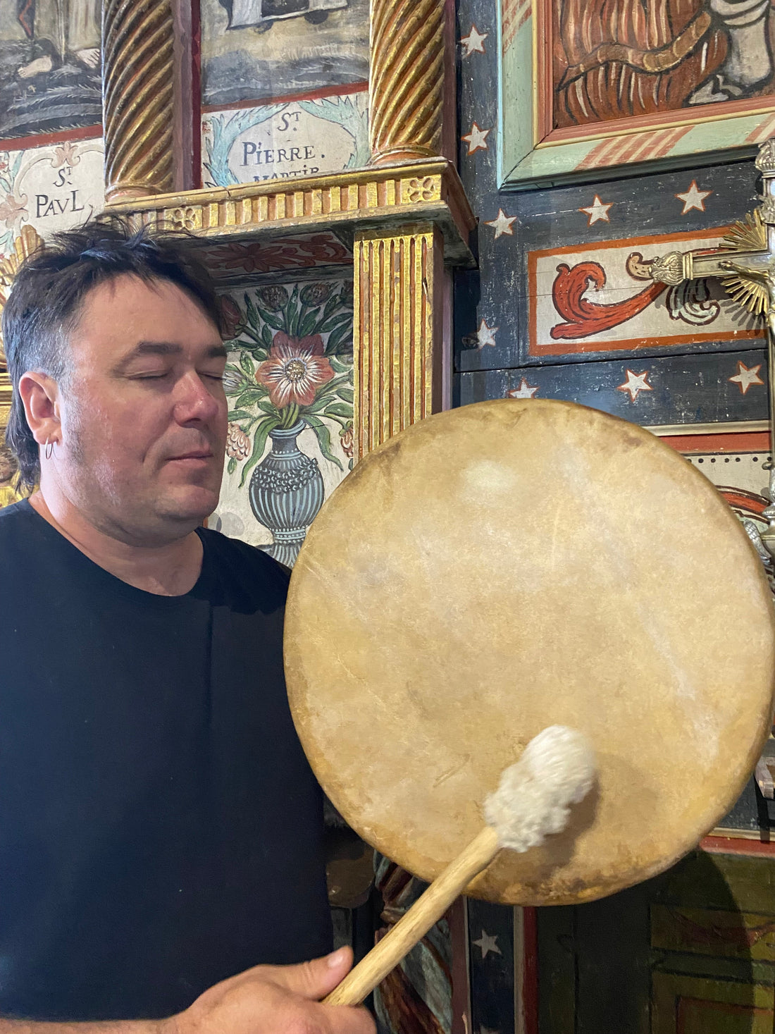 Matthieu jouant du tambour à l'atelier des Tambours Sacrés