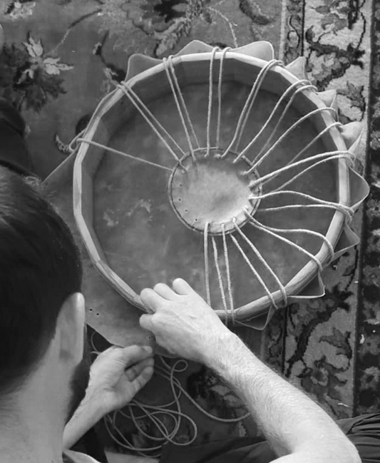 Montage d'un tambour chamanique pendant un stage de création de tambours au Pays Basque - Tambours Sacrés