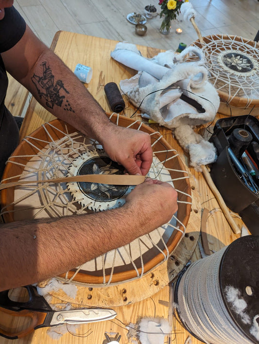 Tressage et cordage d'un tambour à l'atelier des Tambours Sacrés