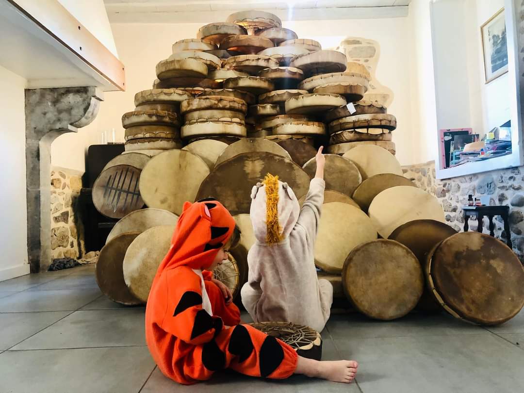 Atelier Etxebestia, visite de l'atelier Tambours Sacrés au Pays Basque